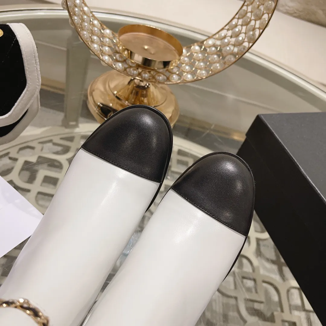 👟👟Ex-factory price 700👟👟 2025 Xiaoxiang chanel high quality counter grade 𝙎𝙡𝙞𝙣𝙜-𝙗𝙖𝙘𝙠🌈〰͏ chanelaa® Xiaoxiang new chain ⛓️slimming short boots Top purchasing level rare items are new 🍾👟👟 ━━━━━ ЅᏇєєt ━━━━━ 🍒 Upper: Italian imported calfskin ➕ Chanel’s unique chain element Lining: Imported comfortable and soft sheepskin lining for foot pads Outsole: Exclusive molding of Italian imported genuine leather outsole Color: Black/White/Apricot Size: 34 to 40 (34, 41, 42 are customized and non-returnable and non-exchangeable) Packaging: The latest full set of packaging from the counter shoe industry